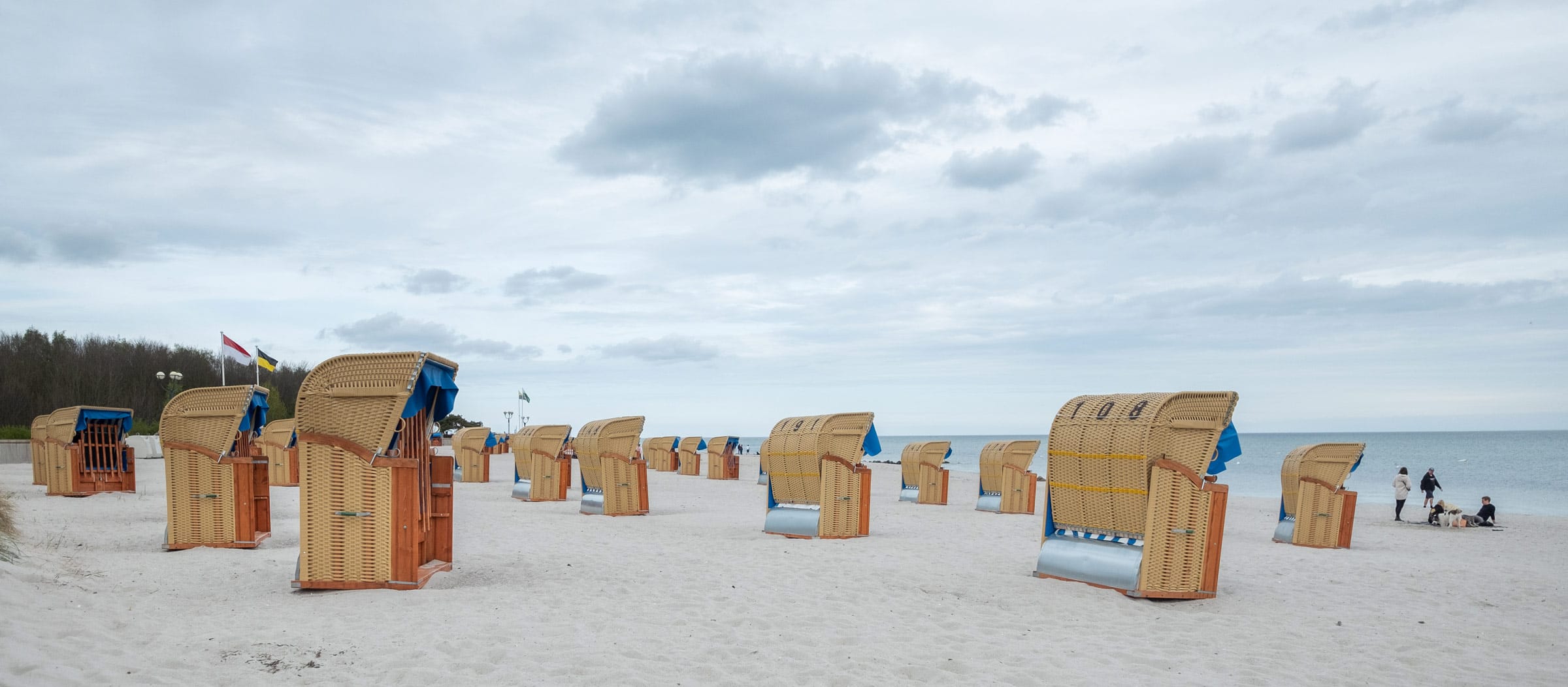 Strandabschnitt an der Ostseeklinik Grömitz: Gemütliche Strandkörbe laden Mütter, Kinder und Väter während ihrer Kur zu Erholung und Entspannung direkt an der Ostsee ein.