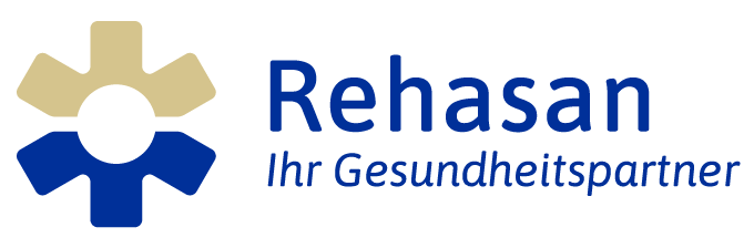Logo der Rehasan-Gruppe mit dem Schriftzug „Rehasan – Ihr Gesundheitspartner“ neben einem stilisierten, zweifarbigen Sonnen- oder Zahnrad-Symbol in Beige und Blau.